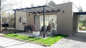 una casa con pérgola en un patio en Casita en Chacras en Luján de Cuyo