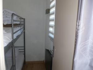 a small room with a bunk bed and a window at Risoul 1850 appartement 4 personnes proches pistes. in Risoul