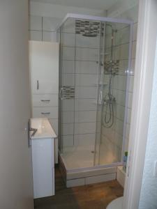 y baño con ducha y lavamanos. en Risoul 1850 appartement 4 personnes proches pistes. en Risoul