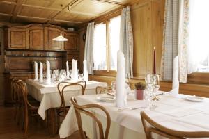 Un restaurante o sitio para comer en Krone Hittisau - Hotel & Restaurant im Bregenzerwald