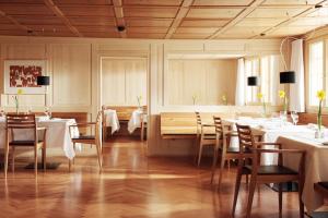 Un restaurante o sitio para comer en Krone Hittisau - Hotel & Restaurant im Bregenzerwald