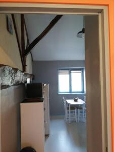 uma cozinha e sala de jantar com uma mesa e uma janela em Appartement a la campagne em Grièges