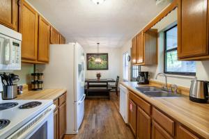 Η κουζίνα ή μικρή κουζίνα στο Hopp On Inn Secluded 3BR Home