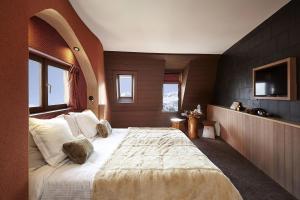 Ένα ή περισσότερα κρεβάτια σε δωμάτιο στο Hôtel des Dromonts by SOWELL COLLECTION