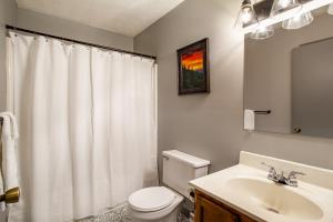 Ένα μπάνιο στο Hopp On Inn Secluded 3BR Home +37 φωτογραφίες