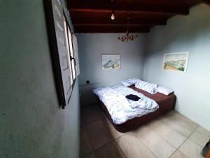 a bedroom with a bed and a window at Finca Lomo de Castillo - Kleines Schlösschen am Berg in Icod de los Vinos