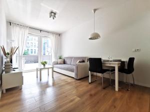 salon z kanapą i stołem w obiekcie Matejki Apartment ~ Self Check-In 24 ~ Parking we Wrocławiu