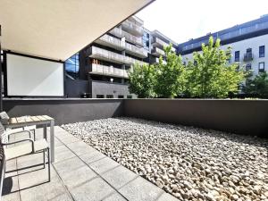 Balkon lub taras w obiekcie Matejki Apartment ~ Self Check-In 24 ~ Parking