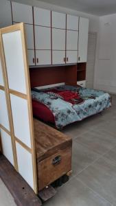 um quarto com uma cama e uma mesa de madeira em AL PALU' em Ziracco