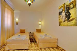 Postel nebo postele na pokoji v ubytování Riad Hôtel Essaouira