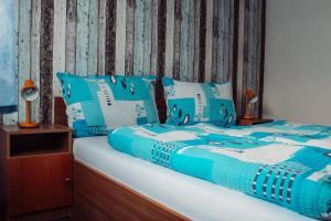 Uma cama ou camas num quarto em Hotel Alf