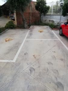 een parkeerplaats met een auto erin geparkeerd bij Mexico II in Cambrils