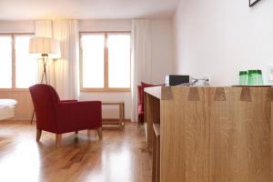 Una televisión o centro de entretenimiento en Krone Hittisau - Hotel & Restaurant im Bregenzerwald
