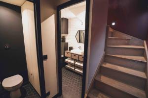 ein Badezimmer mit einer Treppe, einem WC und einem Waschbecken in der Unterkunft Parrot I Authentique appartement 4P in Paris