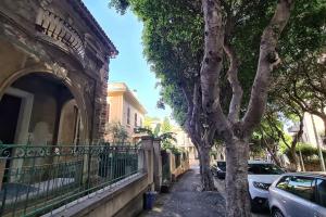 un albero su un marciapiede accanto a un edificio di Appartamento a Cagliari