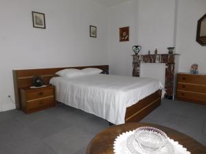 een slaapkamer met een bed en een tafel en een tafel sidx sidx sidx bij Vakantiewoning Louis in Mechelen