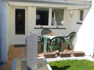 eine Terrasse mit einem Tisch und Stühlen auf einer Veranda in der Unterkunft Vakantiewoning Louis in Mechelen