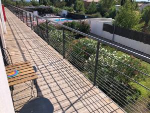 een balkon met een bank en een zwembad bij Ma place au sud 1 in Éguilles
