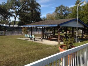 un refugio de picnic con bancos y mesas en un parque en The Suwannee Gables Motel & Marina, en Old Town