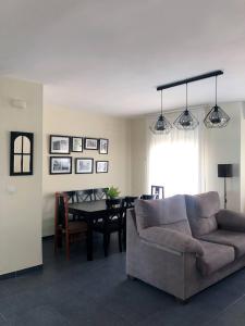 una sala de estar con un sofá y una mesa en La Duquesa del Valle, en Cabezuela del Valle