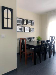 Un comedor con una mesa y sillas negras. en La Duquesa del Valle, en Cabezuela del Valle