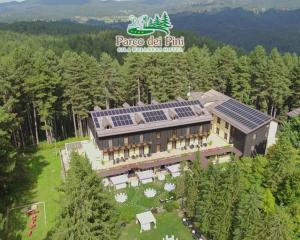 een luchtzicht op een huis met zonnepanelen op het dak bij Parco dei Pini - Sila Wellness Hotel in Taverna