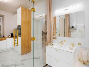 Et badeværelse på Apartament Gold Aleja NMP 8 - Free parking + 36 billeder