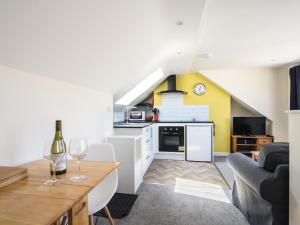 una cucina e un soggiorno con divano e tavolo di Ayla a Lyme Regis