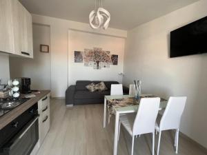 a kitchen and living room with a table and chairs at Residence Borghi in Scalea