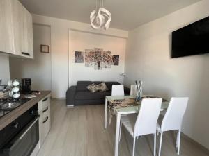 kuchnia i salon ze stołem i krzesłami w obiekcie Residence Borghi w mieście Scalea