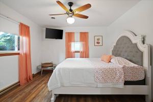 En eller flere senge i et værelse på The Beverly on Buena Lake