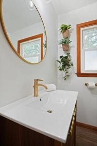 Et badeværelse på The Beverly on Buena Lake + 29 billeder