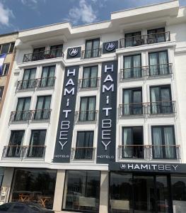 un bâtiment avec un panneau sur son côté dans l'établissement Hamitbey Hotel Yenikapı, à Istanbul