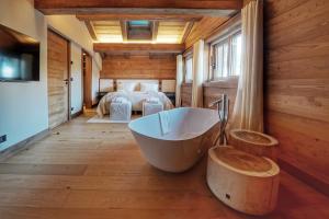 Łóżko lub łóżka w pokoju w obiekcie Chalet Whymper avec piscine 150m téléphérique (neuf 2021)
