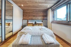 Łóżko lub łóżka w pokoju w obiekcie Chalet Whymper avec piscine 150m téléphérique (neuf 2021)