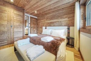 Łóżko lub łóżka w pokoju w obiekcie Chalet Whymper avec piscine 150m téléphérique (neuf 2021)