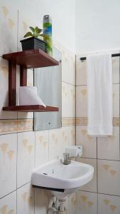 W łazience znajduje się biała umywalka i lustro. w obiekcie Jameela House, 3 mins to Diani Beach, Spa, Laundry, Transport & Catering Available w mieście Ukunda