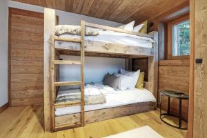 Łóżko lub łóżka w pokoju w obiekcie Chalet Whymper avec piscine 150m téléphérique (neuf 2021)