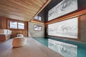 Basen w obiekcie Chalet Whymper avec piscine 150m téléphérique (neuf 2021) lub w pobliżu