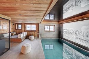 Basen w obiekcie Chalet Whymper avec piscine 150m téléphérique (neuf 2021) lub w pobliżu