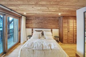 Łóżko lub łóżka w pokoju w obiekcie Chalet Whymper avec piscine 150m téléphérique (neuf 2021)