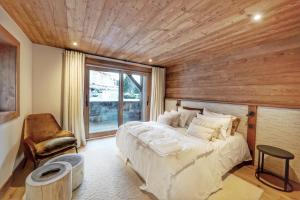Łóżko lub łóżka w pokoju w obiekcie Chalet Whymper avec piscine 150m téléphérique (neuf 2021)