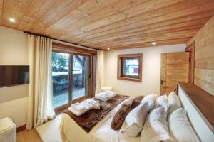 Łóżko lub łóżka w pokoju w obiekcie Chalet Whymper avec piscine 150m téléphérique (neuf 2021)
