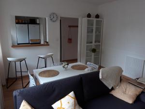 a living room with a table and a couch at Au Nid d'or : Appartement Tout confort Hyper Centre Béthune in Béthune