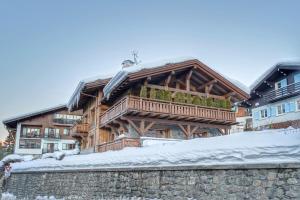 domek wiejski w śniegu z kamienną ścianą w obiekcie Chalet Whymper avec piscine 150m téléphérique (neuf 2021) w mieście Megève