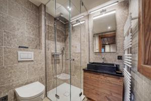 Łazienka w obiekcie Chalet Whymper avec piscine 150m téléphérique (neuf 2021)