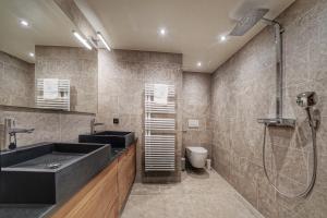 Łazienka w obiekcie Chalet Whymper avec piscine 150m téléphérique (neuf 2021)