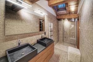 Łazienka w obiekcie Chalet Whymper avec piscine 150m téléphérique (neuf 2021)