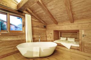 Łóżko lub łóżka w pokoju w obiekcie Chalet Whymper avec piscine 150m téléphérique (neuf 2021)