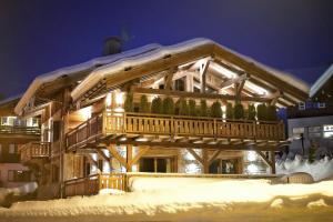 domek wiejski z tarasem w śniegu w obiekcie Chalet Whymper avec piscine 150m téléphérique (neuf 2021) w mieście Megève